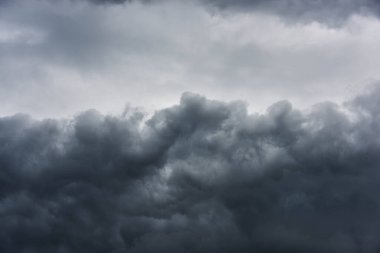Bulutlu, hüzünlü bir gün. Gökyüzü, sağanak tehlikesi taşıyan gri, donuk ve kasvetli bulutlarla kaplı. Bulutlar gökyüzünü tamamen kaplıyor.
