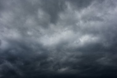 Bulutlu, hüzünlü bir gün. Gökyüzü, sağanak tehlikesi taşıyan gri, donuk ve kasvetli bulutlarla kaplı. Bulutlar gökyüzünü tamamen kaplıyor.