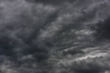 Bulutlu, hüzünlü bir gün. Gökyüzü, sağanak tehlikesi taşıyan gri, donuk ve kasvetli bulutlarla kaplı. Bulutlar gökyüzünü tamamen kaplıyor.