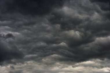 Bulutlu, hüzünlü bir gün. Gökyüzü, sağanak tehlikesi taşıyan gri, donuk ve kasvetli bulutlarla kaplı. Bulutlar gökyüzünü tamamen kaplıyor.