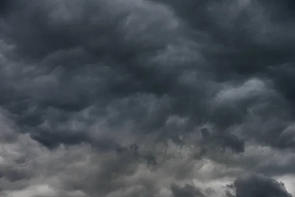 曇った悲しい日 空は灰色 暗い雲で覆われており ダウンパワーの脅威を被っています 雲が空を完全に覆っている — ストック写真