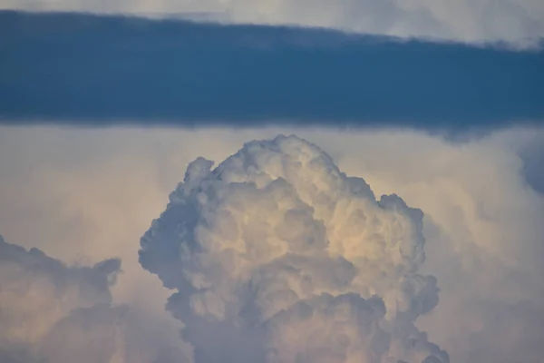 Опухшее Белое Облако Поднимается Вверх Кучевое Облако Которое Формируется Границе — стоковое фото
