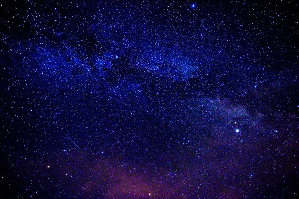 Bezchmurne Niebo Nocy Niebo Pokryte Jest Niezliczoną Ilością Gwiazd Środku — Zdjęcie stockowe