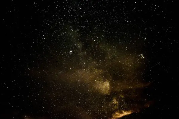Bezchmurne Niebo Nocy Niebo Pokryte Jest Niezliczoną Ilością Gwiazd Środku — Zdjęcie stockowe