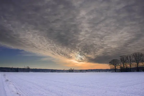 Der Morgenhimmel War Mit Einer Dünnen Wolkenschicht Bedeckt Die Aufgehende — Stockfoto