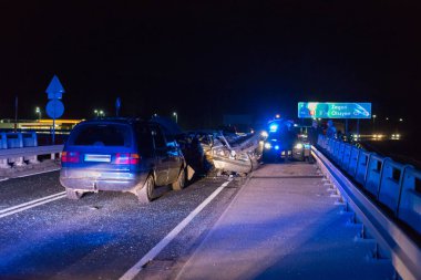 Iowa 'daki yol köprüsü, Lubusz Voyvoda, Polonya. 1 Aralık 2020 'de saat 21: 00 sularında trafik kazası..