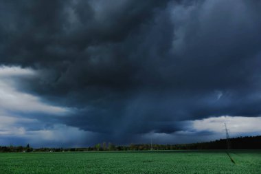 Karanlık, uğursuz bulutlarla kaplı. Bulutlar dalgalı, koyu mavi renkli ve yaklaşan fırtınayı duyuruyorlar..