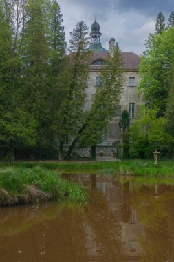 Iowa 'daki parkta bir gölet. Ortasında Japon tarzı fenerleri olan adaları görebilirsiniz. Tarihi sarayın binası ağaçlar arasında görülebilir..