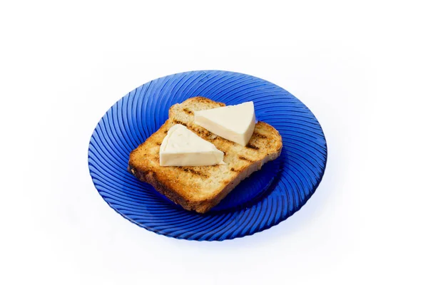 Sýrové Trojúhelníky Opečeném Krajíčku Chleba Modrém Skleněném Talíři — Stock fotografie