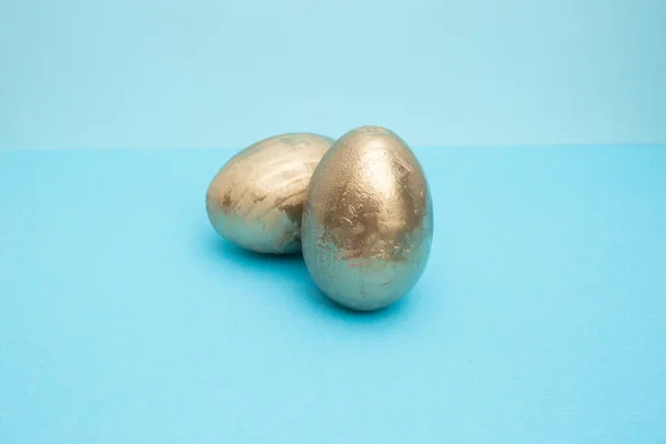 Goldene Eier Auf Blauem Hintergrund Weiche Nahaufnahme — Stockfoto