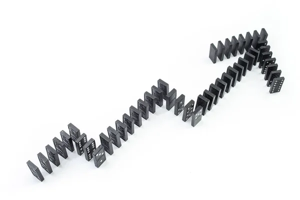 Beyaz Arkaplanda Siyah Domino Taşından Yapılmış Grafik Oku Yükseliyor Yumuşak — Stok fotoğraf