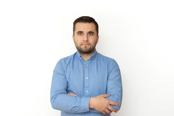  Beyaz arka planda soyutlanmış çapraz kollu beyaz bir adam.