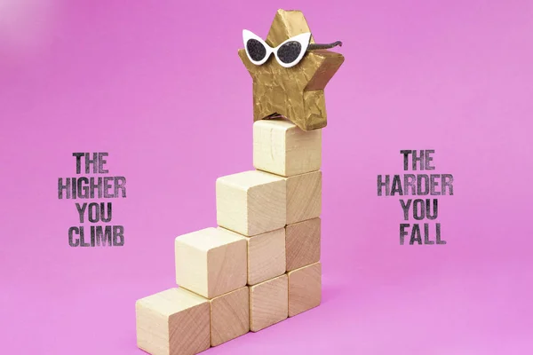 Higher You Climb Harder You Fall Texturált Bélyegbetűkkel Írva Egy — Stock Fotó