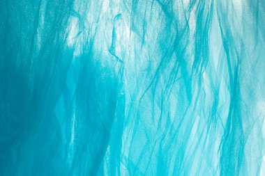 İnce parlak mavi kumaş, yumuşak odaklanma yakın çekim, soyut desenli fon