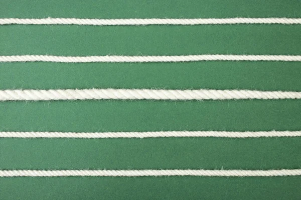 Líneas Cuerda Algodón Blanco Sobre Fondo Verde Enfoque Suave Cerca — Foto de Stock