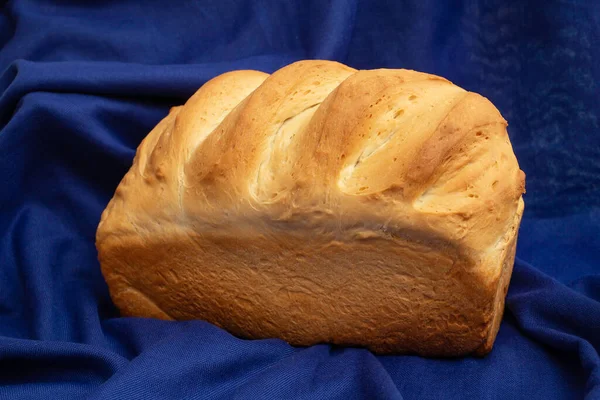 Čerstvý Bochník Chleba Modrém Textilním Pozadí — Stock fotografie