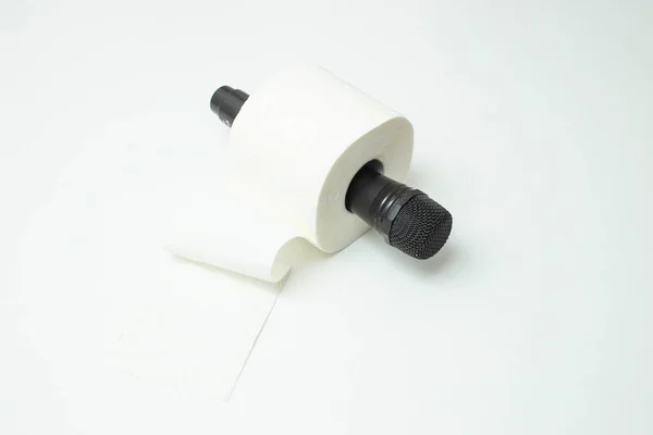 Beyaz Tuvalet Kağıdı Rulosunun Içindeki Siyah Mikrofon Beyaz Üzerine Izole — Stok fotoğraf