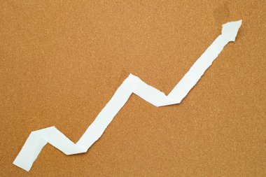 Mantar tahtadaki kağıt şeritlerinden yükselen grafik