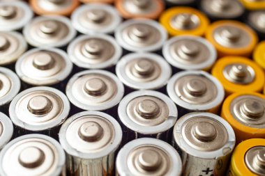 Bir sürü pil yığılmış, yumuşak odaklı makro