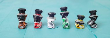 Turkuaz arka planda boş aint tüpleri, yumuşak odaklı kapak pankartı