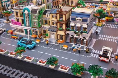Kalabalık caddeleri ve bir alışveriş merkezinde lego bloklarından yapılmış klasik binaları olan şehir manzarası.