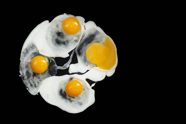 Zubereiten Und Braten Von Vier Eiern Isoliert Auf Schwarzem Hintergrund — Stockfoto