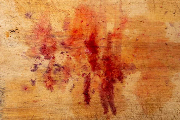 带有血溅的木制刨花板 肉类加工的抽象背景 — 图库照片