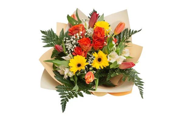 Laleler, güller, Alstroemeria, papatyalar ve eğreltiotu yapraklarıyla bembeyaz bir çiçek buketi.