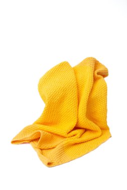 Sarı örgü battaniyeleri beyaz arkaplanda sıralanmış.