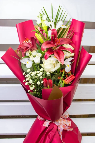 Bruine Lelie Rozen Tulpenboeket Met Rode Verpakking Witte Houten Planken — Stockfoto