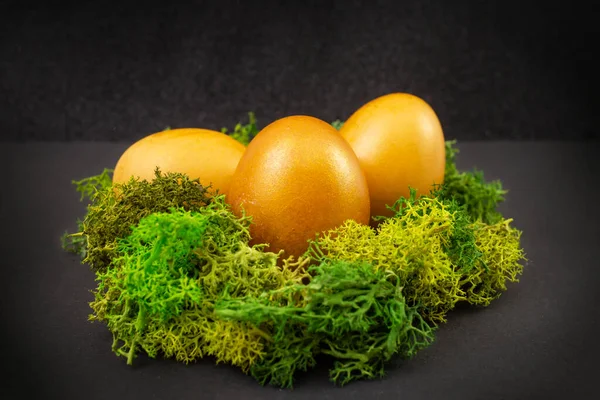 Drei Goldene Eier Einem Moos Flechtennest Auf Schwarzem Hintergrund Weiche — Stockfoto