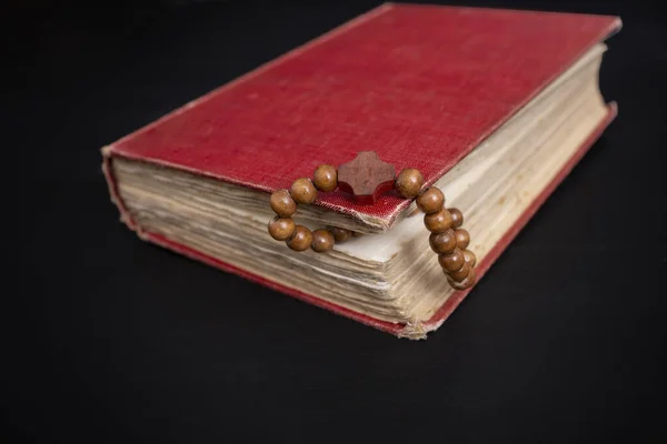 Holzperlen Einer Schnur Zwischen Den Seiten Eines Roten Hardcover Buches — Stockfoto