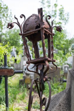 Mezarlıkta eski bir fener lambası, yumuşak odak fotoğrafçılığı.