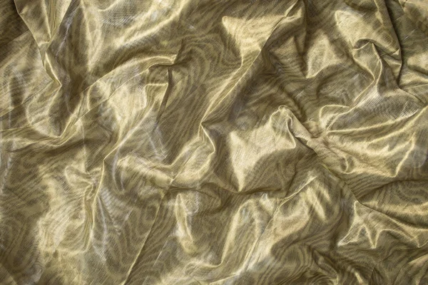 光沢のある折り目 柔らかいフォーカスの背景を持つ金属グリーン生地 — ストック写真