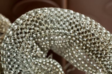 Kahverengi zemin üzerinde çelik yün plastik fırça; yumuşak odak yakın.