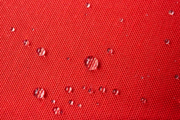 Gotas Água Clara Tela Vermelha Foco Suave Perto — Fotografia de Stock