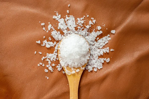 Bílá Kamenná Sůl Naplňující Dřevěnou Čajovou Lžičku Hnědé Kůži Textura — Stock fotografie
