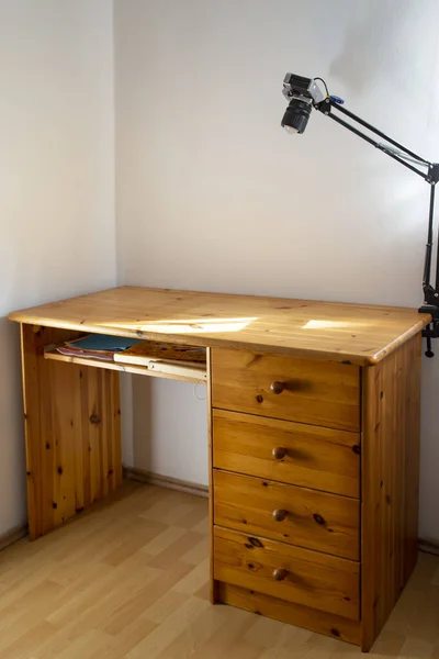 Empty Wooden Writing Desk Corner White Walls Sun Rays — Stock Photo, Image