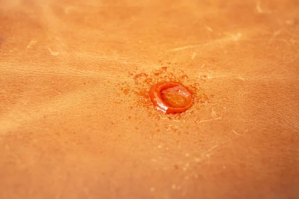 真棕色皮革质感上的Ketchup污迹 软焦点特写 — 图库照片