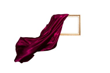 Koyu kırmızı saten kumaş, altın çerçeveyi ortaya çıkarıyor, hareket bulanıklığı beyaz arka planda izole bir şekilde yükseliyor, ürün gösterimi için lüks bir zemin., 