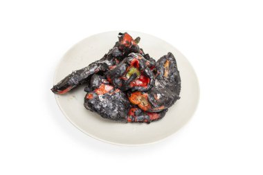 Beyaz arka planda izole edilmiş gri seramik tabakta kırmızı kapia biberleri.