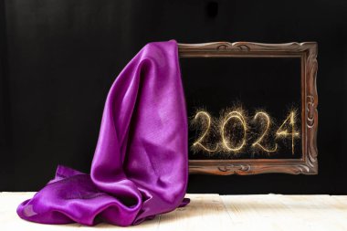 Havada asılı duran ahşap bir çerçeveyi ortaya çıkaran ipek kumaş, 2024 yeni yıl numarasıyla siyah arkaplanda havai fişek, duvar kağıdı tasarımı