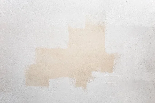 Renovação Pintura Branca Uma Parede Velha Amarelada Gesso Bege Close — Fotografia de Stock