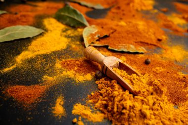 Siyah zemin üzerine yayılmış baharatlar, yumuşak odaklanma yakın