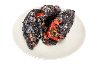 Beyaz arka planda izole edilmiş gri seramik tabakta kırmızı kapia biberleri.