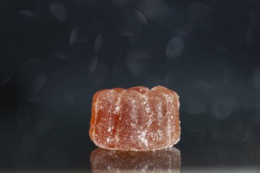Koyu arkaplanda portakallı meyve jölesi. Yumuşak odaklı.