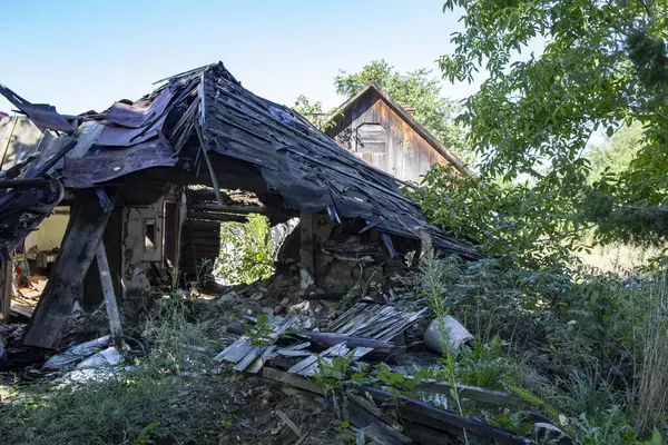 Κατεστραμμένο Παλιό Σπίτι Σκουπίδια Κατασκευών — Φωτογραφία Αρχείου