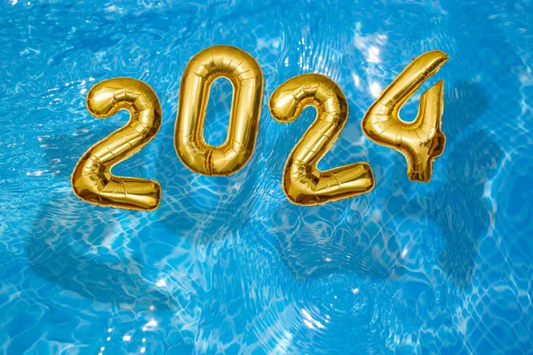 2024 Números Dorados Inflables Superficie Las Ondas Del Agua Feliz Imagen de stock