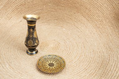 Pirinçten dekoratif vazoyla bohem arkaplan halı, yan yaşam