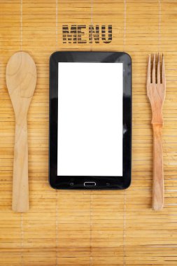 Tahta kaşık ve çatalla bambu kaplamalı boş tablet görüntüsü 